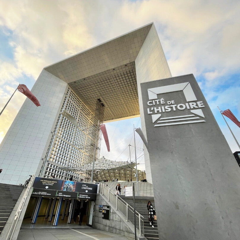 La Cité de l’histoire, fraîchement installée sous la Grande Arche de la Défense, est le fruit d’une collaboration entre le journaliste Franck Ferrand et Amaclio Productions.